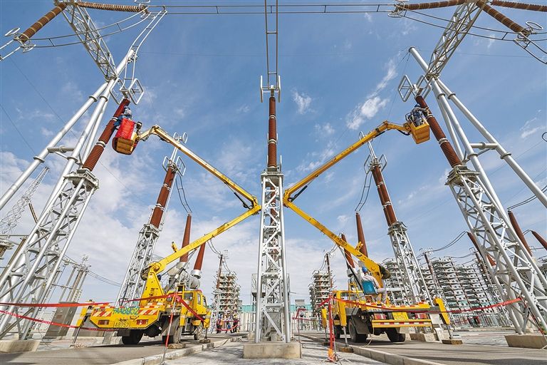 國(guó)網(wǎng)蒙東電力員工在特高壓電網(wǎng)伊克昭換流站清理絕緣子灰塵。.jpg
